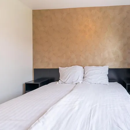 Hotel In South Holland With Shared Pool