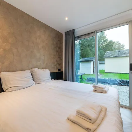 In South Holland With Shared Pool * Zevenhuizen (Zuidplas)